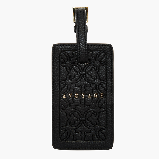 Luxe designer bagagelabel gemaakt van zwart vegan leer en met gouden details.