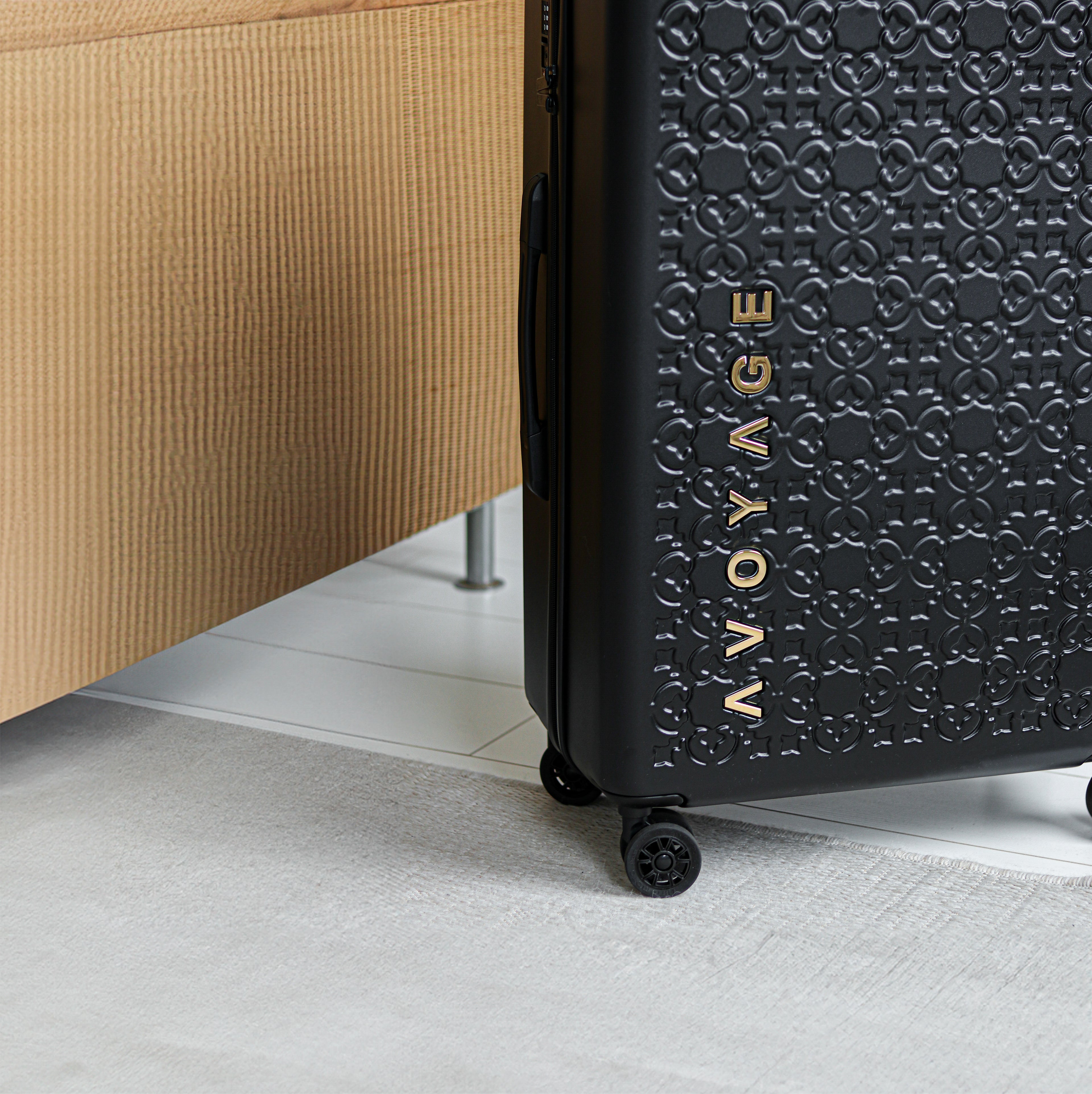 Luxe Avoyage Amsterdam koffer voor vrouwen met gouden letters en een sierlijk patroon. Onderdeel van de Venice Collection. Een chique en stijvol patroon op de koffer, onderdeel van de Avoyage kofferset.