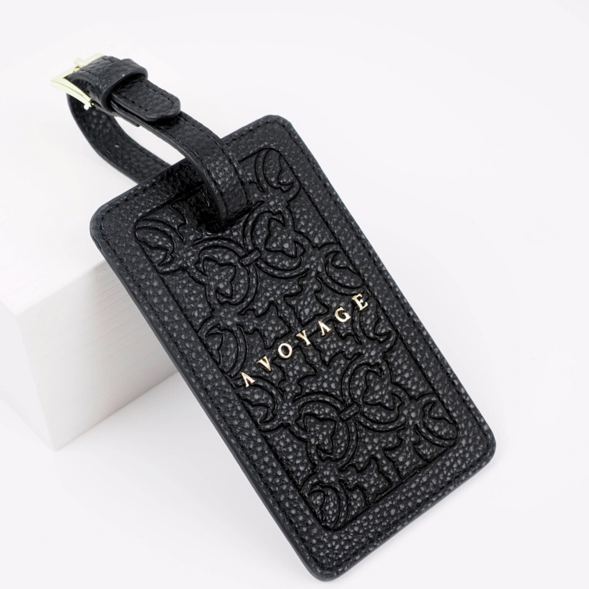 Zwart label voor aan de koffer voor persoonlijke gegevens. Het label heeft een goud logo en is voorzien van een mooie print die in het materiaal is gedrukt.