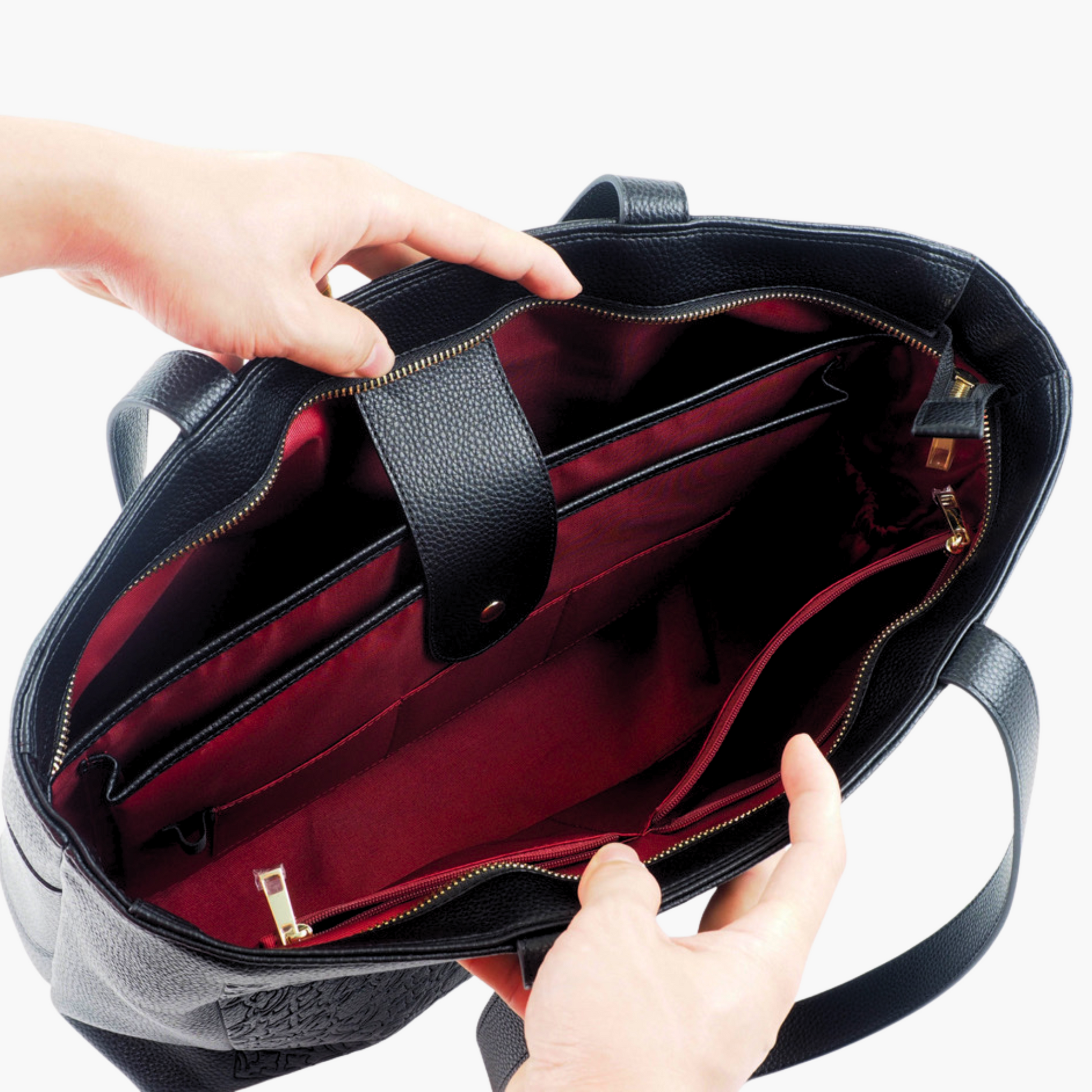 De binnenkant van een reistas, voorzien van twee laptopvakken: een voor een 15 inch laptop en een voor een 13 inch laptop. Ook heeft deze tas 3 kleine steekvakken en 2 grote ritsvakken. Aan beide zijkanten zitten bekerhouders om een fles in te zetten. Daarnaast zie je een pennehouder. De tas is rood van de binnekant en kan afgesloten worden met een rits.