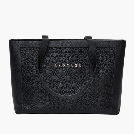 Een schoudertas met kofferband gemaakt van vegan PU leer. De tas in zwart en voorzien van een patroon wat in het leer gedrukt is, aan de voorkant van de tas zit een goude hardware logo.